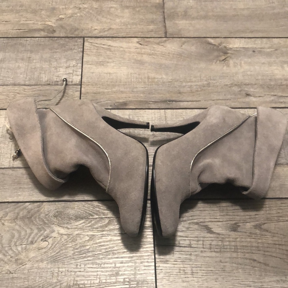 NOW!! Leather upper gray heeled booties with silver lining piping and bow - Picture 3 of 8